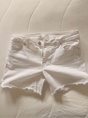 1822 Denim White Cutoff Jean Shorts with Frayed Hem
